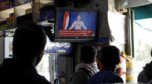 Jemeniten verfolgen auf einem Fernsehbildschirm, wie der Militärsprecher der Houthi, Yahya Sarea, eine Erklärung zu angeblichen Angriffen der Houthi auf Städte in Saudi-Arabien und den Vereinigten Arabischen Emiraten abgi... Foto: epa/Yahya Arhab