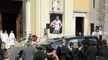 Beerdigung von Jules Bianchi. Foto: epa/Olivier Anrigo