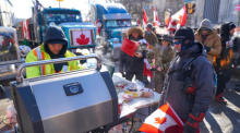 Während die Trucker ihre Proteste in Ottawa fortsetzen, bereiten Anhänger der Trucker rund um den Parlamentshügel kostenloses Essen zu. Foto: epa/Valerie Blum