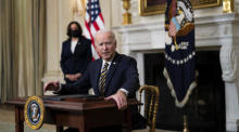 Der US-Präsident Joe Biden unterzeichnet eine Executive Order zur Wirtschaft. Foto: epa/Doug Mills