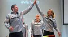  Hockeyspieler Moritz Fuerste (l.), Paralympic-Radsportlerin Christiane Reppe und Volleyballerin Karla Borger. Foto: epa/Bernd Thissen