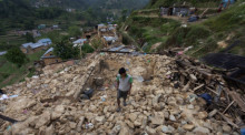 Gerade erst war ein bisschen Alltag in Nepals vom Erdbeben zerstörte Hauptstadt Kathmandu zurückgekehrt. Hilfslieferungen erreichten endlich die entlegenen Gebiete. Da wackelt der Boden erneut heftig. Foto: epa/Hemanta Shrestha