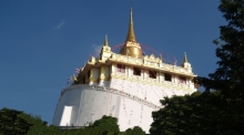 Besonderes Merkmal des Wat Saket ist der 79 Meter hohe, künstlich aufgeschüttete Berg, den ein goldener Chedi krönt. Der Königliche Tempel Zweiter Klasse wurde während der Regentschaft von Rama V. fertiggestellt.