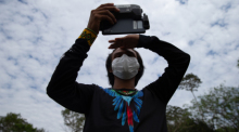 Bitate Uru Eu Wau Wau der indigenen Ethnie der Uru Eu Wau Wau, fährt eine Drohne während einen Drohnenkurs für Indigene der NGO «Associação de Defesa Etnoambiental Kanindé» und der Umweltschutzorganisation WWF.