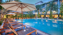 Mojitos an der Poolbar, Poolpapagei Paxo, Urlaub pur und 23 Zimmer mit direktem Poolzugang sind die Highlights der Badelandschaft des Burasari Resorts in Patong Beach.