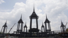 Bauarbeiten zum Königlichen Krematorium am Sanam-Luang-Platz in Bangkok. Foto: epa/Rungroj Yongrit