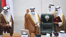 Der neue kuwaitische Emir Nawaf Al-Ahmad Al-Sabah gestikuliert, während er vor dem kuwaitischen Parlament in Kuwait-Stadt seinen Amtseid ablegt. Foto: epa/Stringer