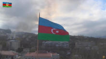 Aserbaidschanische Flagge mit Blick auf die Stadt Schuschi (andere Schreibweise Schuscha) im Hintergrund, nachdem die aserbaidschanische Armee die Stadt unter ihre Kontrolle gebracht... Foto: epa/Azerbaidschanisches Verteidigungsministerium / Ha