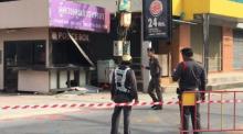 Um 8 Uhr explodierte am Freitag eine Bombe an der Bangla-Polizeibox in Phuket, wenig später erfolgte eine weitere Explosion am  Loma-Park, wo die Feierlichkeiten zum Geburtstag von Königin Sirikit vorbereitet wurden. Foto: Phuket Gazette
