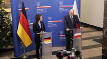 Die deutsche Bundesaußenministerin Annalena Baerbock (L) und der polnische Außenminister Zbigniew Rau (R) während einer gemeinsamen Pressekonferenz im Außenministerium in Warschau. Foto: epa/Albert Zawada