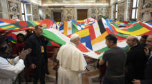 Pope Francis trifft Organisatoren des interkulturellen Festivals. Foto: epa/Vatican Media Handout