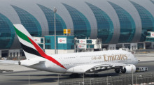 Eine Emirates-Maschine des Typs A380 am Dubai International Airport. Foto: epa/Ali Haider