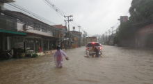 Chawengs Ringstraße heute Nachmittag um 15 Uhr: Komplett überflutet durch herab rauschendes Gebirgswasser. Fotos: Gruber