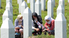 Bosnische muslimische Frauen trauern während der Beerdigung im Gedenkzentrum Potocari, Srebrenica, Bosnien und Herzegowina, um Denkmäler. Foto: epa/Fehim Demir