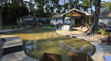 Im hinteren Teil eines von Regenfällen des Hurrikans Harvey überschwemmten Hauses befindet sich ein Swimmingpool voller Hochwasser. Foto: epa/Tannen Maury