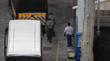 Transporter der Strafvollzugsbehörde sind im Lai Chi Kok Reception Centre geparkt. Archivfoto: epa/JEROME FAVRE