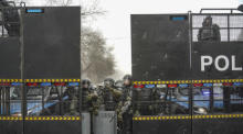 Kasachstanische Polizisten stoßen während der Proteste gegen eine Energiepreiserhöhung in Almaty mit bewaffneten Personen zusammen. Foto: epa/Stringer