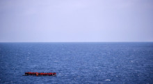 Migrantinnen und Migranten auf einem Gummiboot. Foto: epa/Christophe Petit Tesson