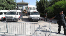 Polizeifahrzeuge blockieren einen Seiteneingang des tunesischen Parlamentsgebäudes in Tunis. Foto: epa/Mohamed Messara