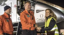 Pilot Andre Borschberg (M.) wird in Ohio von seiner Frau (r.) und dem Abenteurer und Wissenschaftler Bertrand Piccard (l.) begrüßt. Foto: epa/Global Newsroom / SI2