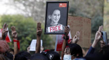 Demonstranten halten ein Porträt der inhaftierten Staatsrätin Aung San Suu Kyi. Foto: epa/Stringer