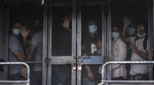 In Malaysia werden über 200 illegale Migranten inmitten einer Coronavirus-Sperre festgenommen. Foto: epa/Ahmad Yusni