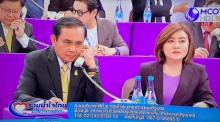 Premierminister General Prayut Chan-o-cha nahm bei der TV-Show die Anrufe von Spendern entgegen. Foto: Thai PBS
