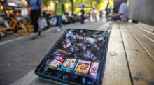 Die TikTok-App ist auf dem Tablet zu sehen. Foto: epa/Alex Plavevski