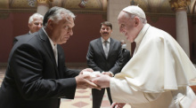 Papst Franziskus tauscht Geschenke mit Viktor Orban, Ministerpräsident von Ungarn, im Museum der Schönen Künste. Der Papst ist in Budapest. Foto: Uncredited/Vatican Media/dpa