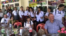 Unter dem Motto „Back to School“ wurde das 11-jährige Jubiläum der Sprachschule Easy ABC in Pattaya gefeiert. Alle Schüler/innen, Lehrer/innen und auch Schulinhaber Wolfgang Payer trugen Schuluniformen und hatten großen Spaß. Fotos: Easy ABC