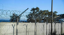 Der Zaun und die Mauer des Aufnahme- und Identifizierungszentrums (RIC) in Mytilene. Foto: epa/Alessandro Di Meo