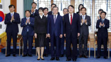 Der Präsident Moon Jae-in (C) posiert für ein Foto mit dem neuen Generalstaatsanwalt Yoon Suk-yeol (R), nachdem er Yoon die Ernennungsurkunde überreicht hat. Foto: epa/Yonhap