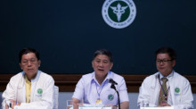 Thailands Gesundheitsminister Dr. Jedsada Chokdumrongsuk (M.) informiert auf einer Pressekonferenz nüber den Gesundheitszustand der geretteten Kinder. Foto: epa/Rungroj Yongrit