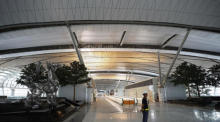 Blick in den neuen Satelliten-Terminal am Suvarnabhumi Internationale Airport in Bangkok, der von AoT betrieben wird. Foto: epa/Rungroj Yongrit