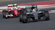 So schnell wie Sebastian Vettel ist bei den Tests in Barcelona kein anderer Formel-1-Pilot. Weltmeister Lewis Hamilton verdient sich aber Fleißpunkte. An seine beeindruckende Rundenzahl kommt niemand heran. Foto: epa/Alejandro Garcia