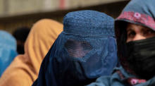 Eine mit einer Burka bekleidete afghanische Frau läuft auf einer Straße in Kabul. Foto: epa/Stringer