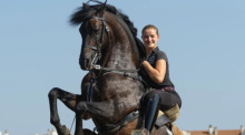 Die deutsche Stierkämpferin Clara Kreutter hoch zu Ross in Portugal. Kreutter ist die erste deutsche Profi-Stierkämpferin. Foto: Privat/Pedro Guimaraes/dpa