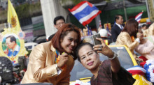 Gold-Medaillen-Gewinnerin  Sopita Tanasan (l.) mit einem Fan in Bangkok. Foto: epa/Narong Sangnak