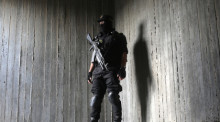 Schwer bewaffneter IS-Kämpfer in Gaza. Foto: epa/Mohammed Saber