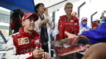 Sebastian Vettel während einer Autogrammstunde in Suzuka. Foto: epa/Franck Robichon
