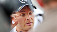 Nico Rosberg erlebt ein verpatztes deutsches Heimrennen. Der Mercedes-Fahrer verpasst beim nächsten Sieg von Lewis Hamilton sogar das Podium. Rosberg geht mit 19 Punkten Rückstand in die Sommerpause. Foto: epa/Jan Woitas