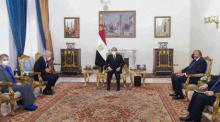 Der ägyptische Präsident Abdel Fattah al-Sisi (C) trifft den israelischen Außenminister Yair Lapid (2-L) in Kairo. Foto: epa/Ägyptische PrÄsidentschaft Handout