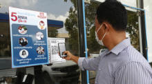 Ein Mann scannt das QR-Code-System in einem Restaurant in Phnom Penh. Foto: epa/Mak Remissa