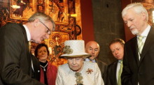 Königin Elizabeth II. bei ihrem Besuch im Trinity College Dublin. Foto: epa/John Stillwell
