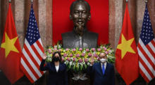 US-Vizepräsidentin Kamala Harris (L) und Vietnams Präsident Nguyen Xuan Phuc (R) posieren für ein Foto im Präsidentenpalast in Hanoi. Foto: epa/Manan Vatsyayana