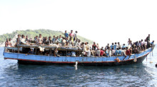 Menschenrechtler schlagen Alarm, Behörden und Marine beobachten nur die Lage: tausende Flüchtlinge driften für Südostasiens Küsten in mickrigen Booten. Niemand will sie an Land lassen. Foto: epa/Yongyot Pruksarak