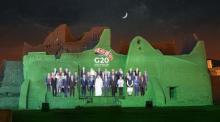 Das G20-Gipfeltreffen in Riad zeigt ein virtuelles Familienfoto der G20-Führer, das auf die Wände des At-Turaif-Distrikts in Ad-Diriyah projiziert wurde. Foto: epa/G20 Riyadh Gipfeltreffen