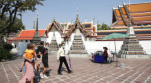 Ausländische Touristen besichtigen den Wat Pho in Bangkok. Foto: epa/Rungroj Yongrit
