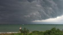 Die Wetterlage im Golf von Thailand am heutigen Freitag: Ein weiteres großes Regengebiet zieht heran, doch bisher blieben die Inseln weitgehend von schweren Niederschlägen verschont.