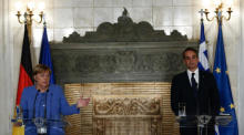 Bundeskanzlerin Angela Merkel (L) spricht neben dem griechischen Premierminister Kyriakos Mitsotakis (R) während einer Pressekonferenz nach ihrem Treffen in Athen. Foto: epa/Yannis Kolesidis